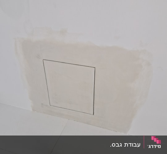 תיקון גבס בקיר עם פתח מרובע